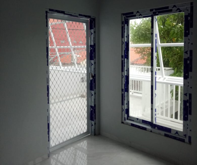 Pemasangan Jendela Kaca Aluminium dan Pintu Nyamuk